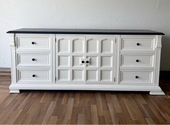 Dresser/ TV stand /Tocador