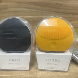 FOREO Facial Cleansing Device 