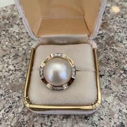 14k Gold Mabe Pearl Ring w small Diamonds