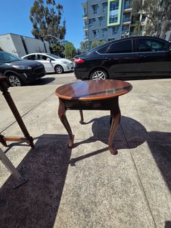 Queen Anne-style oval side table