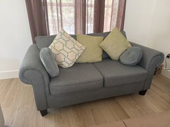 Oakhurst Loveseat