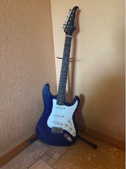 Silvertone Stratocaster Style Guitar w/ Fender Tuner