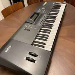 Yamaha QS300 61-key Keyboard Synthesizer 