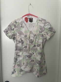 JAANUU Scrubs Scrub Top Size Women's S Camo Flowers Short Sleeve Medical