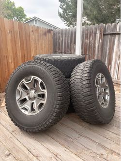 Full set (5) of 17" Jeep JK Rubicon wheels on 35" Guard Dog MTs
