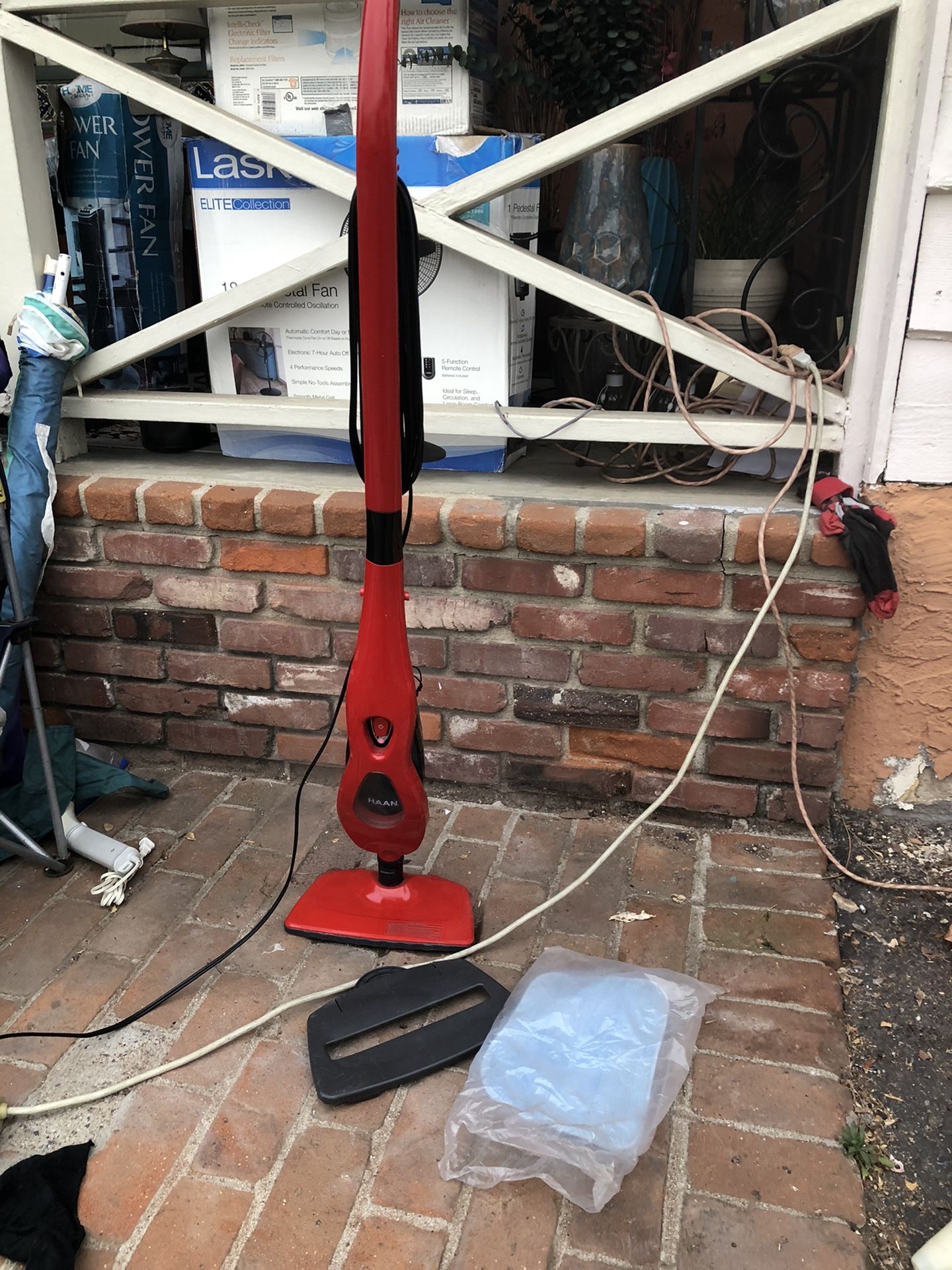 Like New Haan Floor Or Handheld Steamer With 2 New Pads 