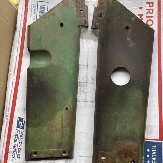 John Deere 140 -Hood/Grill Supports 