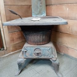 Dixie Foundry Co.  NO 28  Cast Iron Stove 