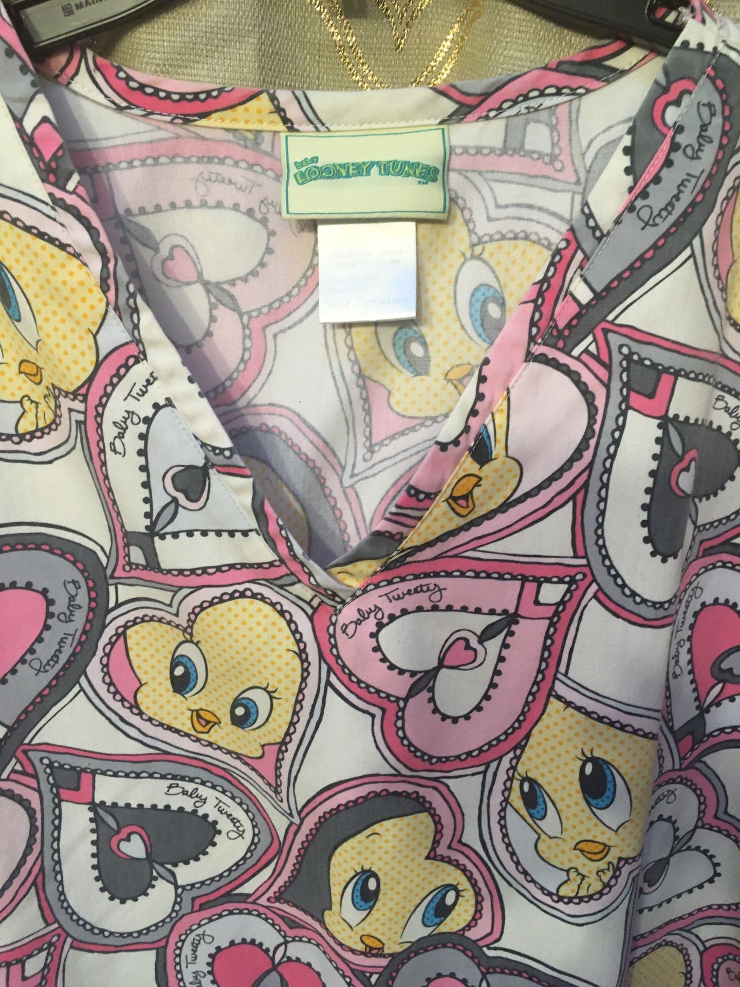 Women’s scrub top looney tunes tweety bird hearts Large