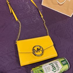 Michael Kors Crossbody, like new  GORGEOUS HARDWARE