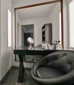 Vanity cable & black swivel chair