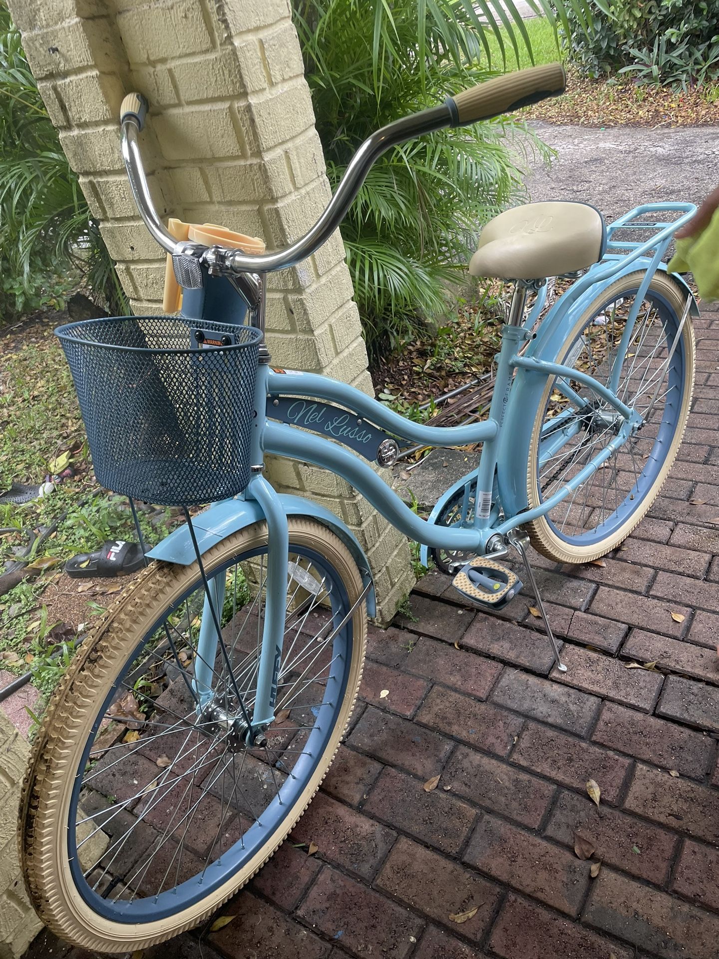 Huffy 26" Nel Lusso Classic Cruiser Bike with Perfect Fit Frame, Women's, Ages 13" Years, Light Blue