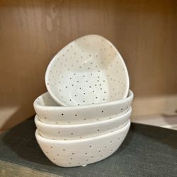 Set Of 4 Egg-shaped Ceramic Bowls