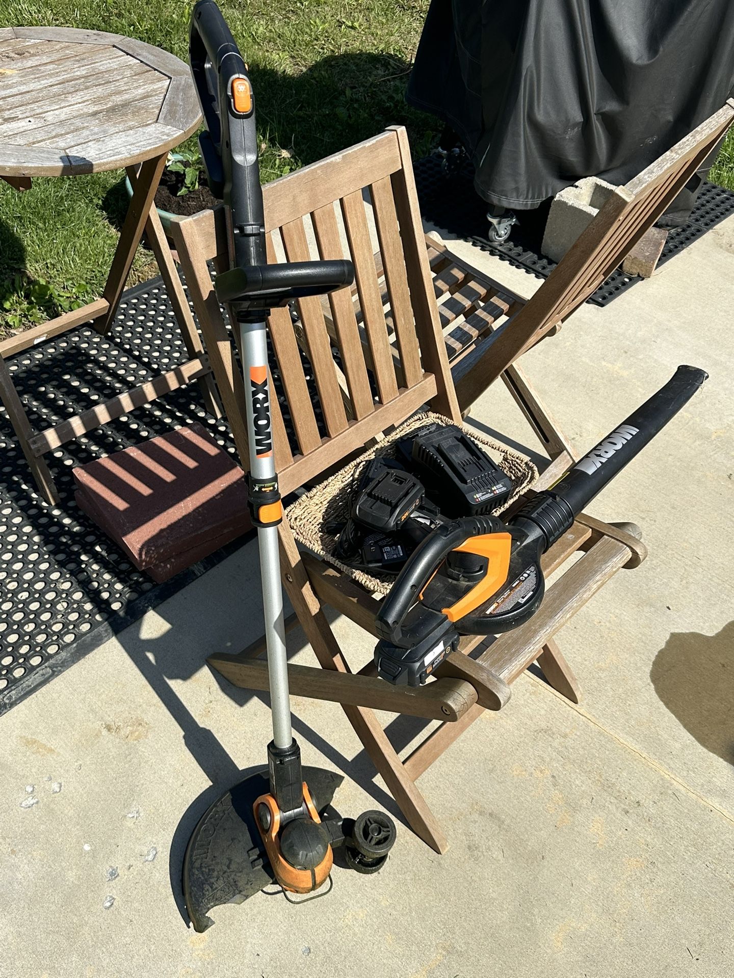 WORX Trimmer + Blower + extra battery packs 