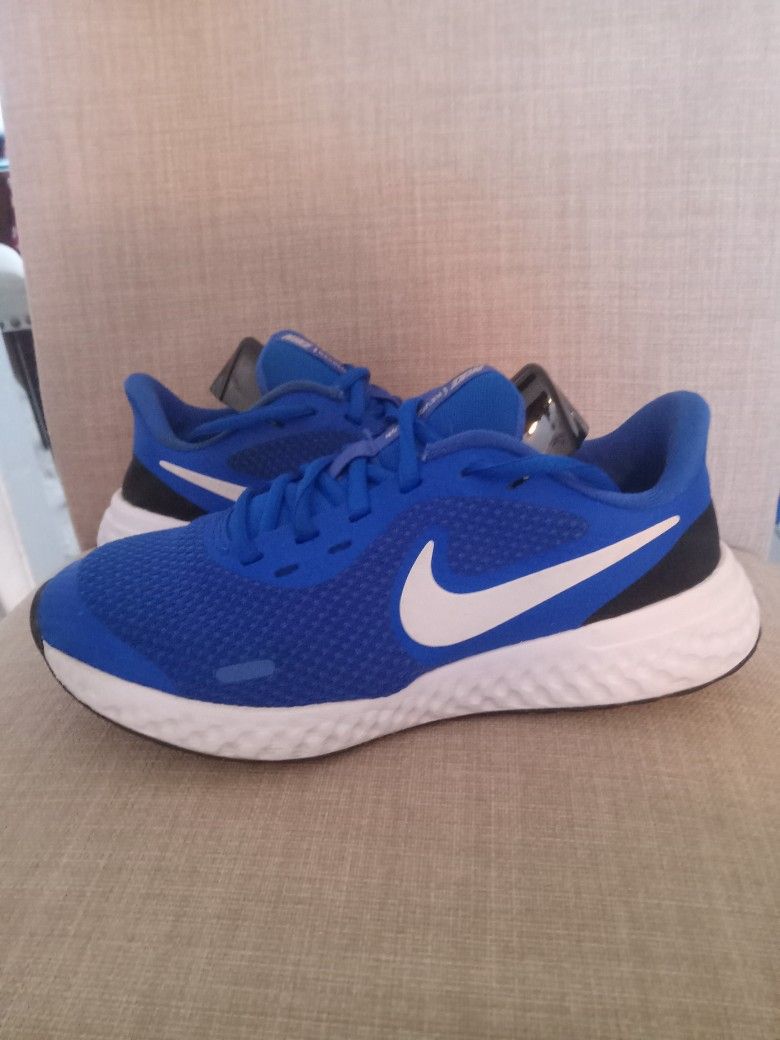 Nike Revolution Size 3.5 Youth $25