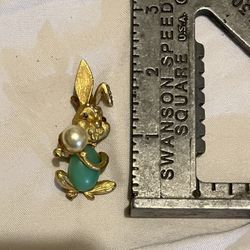 Gold tone vintage bunny rabbit rhinestone brooch