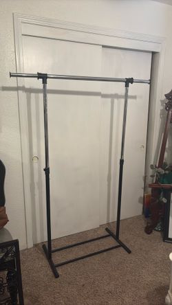 Adjustable clothes rack