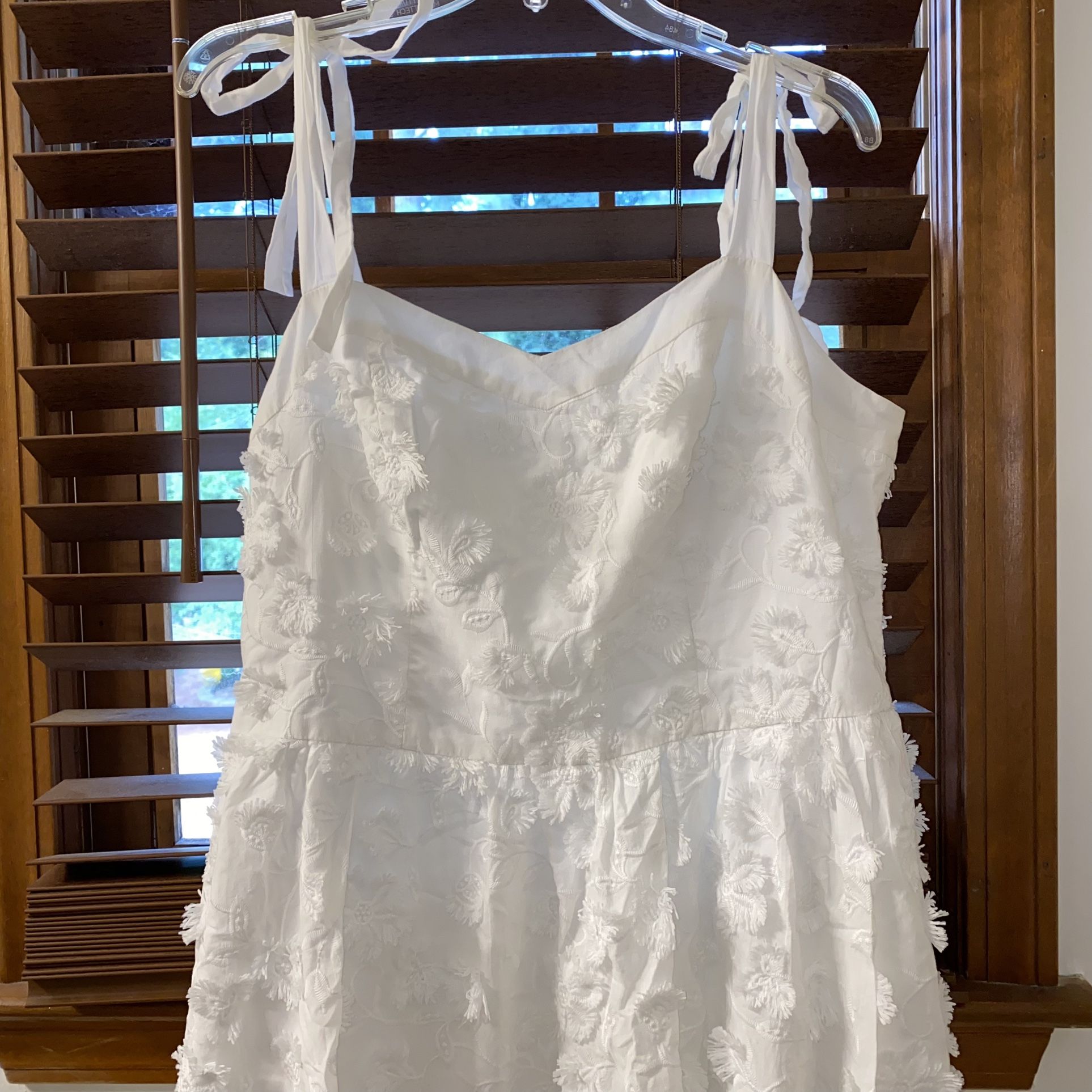 $198 Anthropologie x Gal Meets Glam White Trudy Embroidered Floral