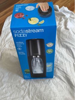 NEW Open Box SodaStream Fizzi Sparkling Water Maker Starter Kit Black