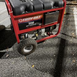 generador portátil Troy-Bilt de 5550 vatios. Potencia: Ofrece 5550 vatios de funcionamiento y 8550 vatios de arranque. 