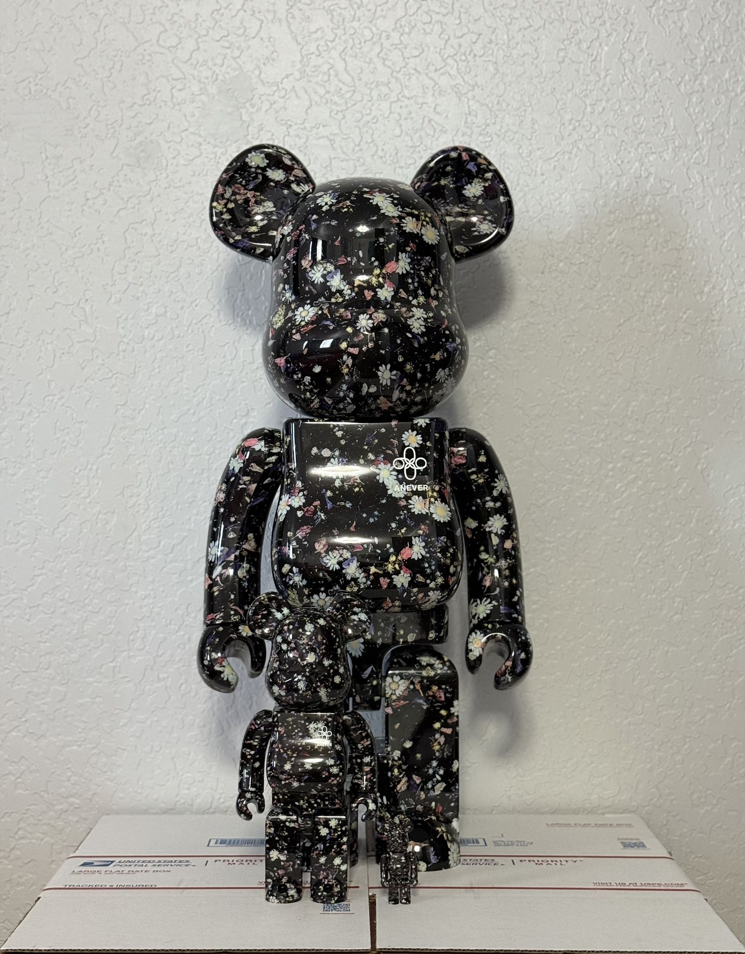Be@rbrick Anever black 100%, 400% & 1000%