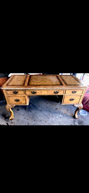 Photo Seven Seas Beautiful clawed foot desk made by Hooker Furniture