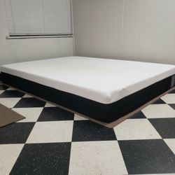 Queen size mattress - can DELIVER almost anywhere for $20 extra - gently used and in very good condition 😍