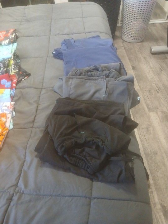 XL Scrubs 3 Shirts π 4 Sets