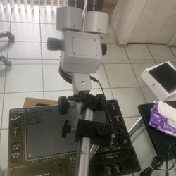 Microscope for phones repair. 7X-45X zoom magnification using high-quality Greenough stereoscopic objective lenses.