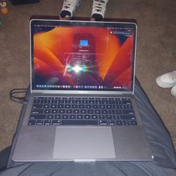 Macbook Pro. 13- Inch 2017