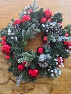 Classic Christmas Wreath – Festive Holiday Door Décor