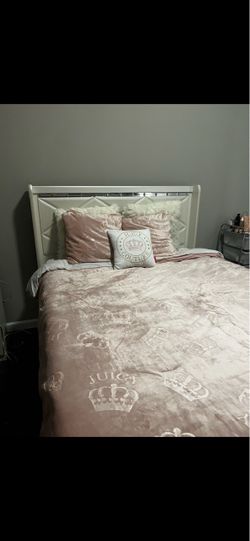 Full size bed with 2 nightstands