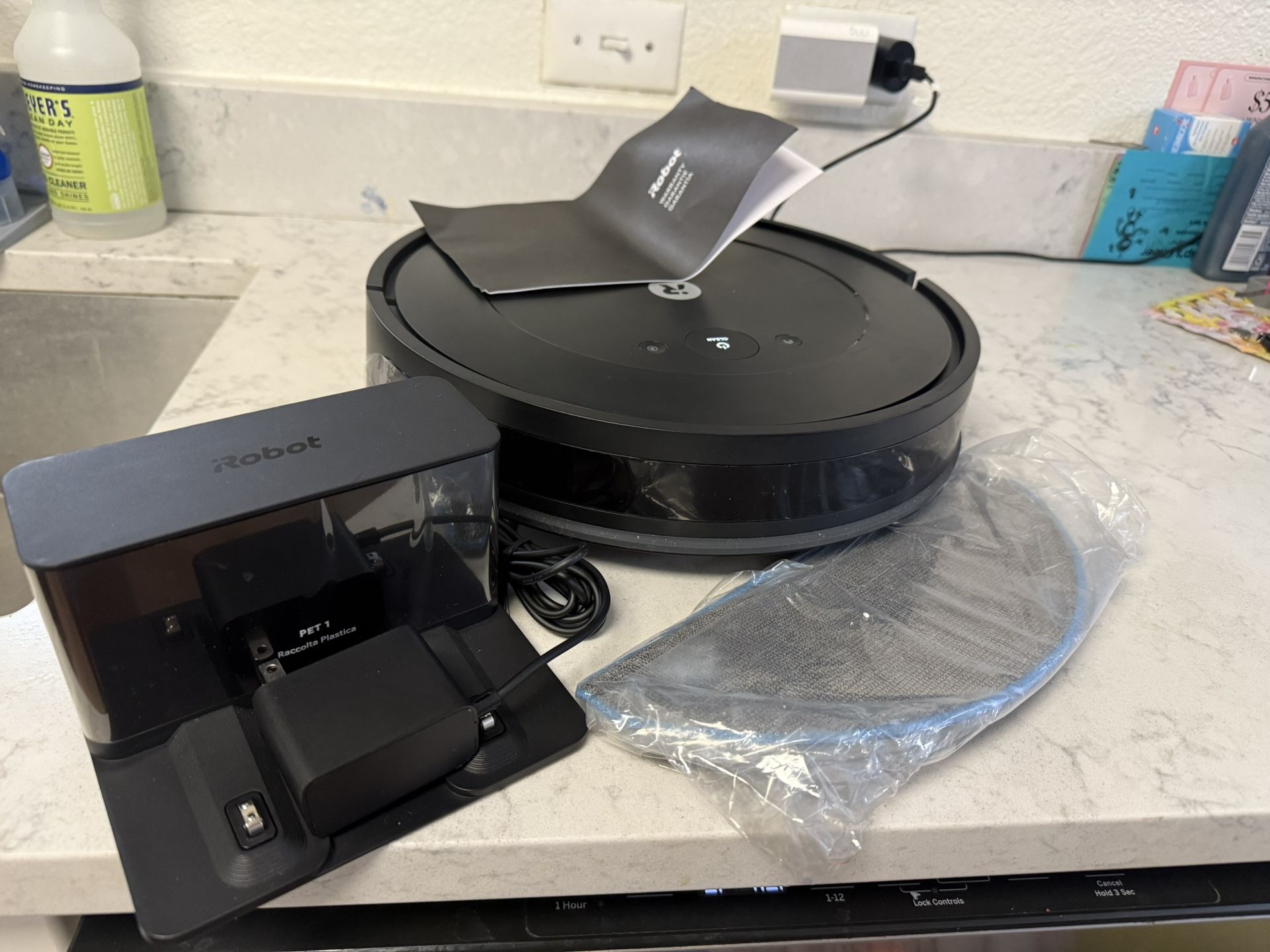 Brand New iRobot Roomba Robot Vacuum Cleaner and Mop Combo (Y0140)