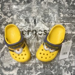NEW IN BAG// CROCS- MINIONS DESIGN// 6 FREE CHARMS INCLUDED//SIZE 10- YOUTH/KIDS