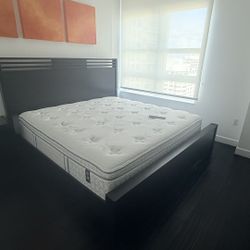 Juego de cama 3 Plazas Y Velador, Incluye Colchón