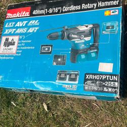 Makita Rotary Hammer. 1-9/16   Cordless. Model XRH07PTUN Kit Set