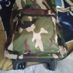 ROCKLAND BACKPACK CAMOUFLAGED WITH WHEELS 