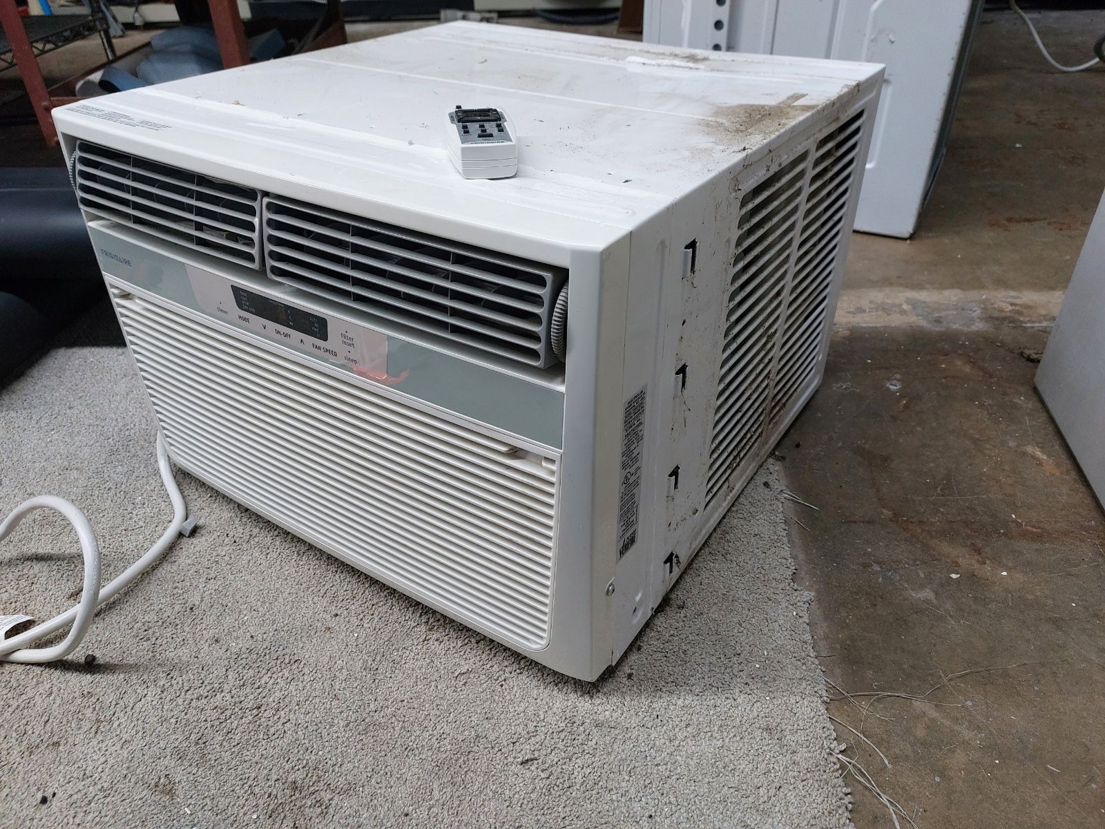 12,000 btu window ac with heat Aworks. REQUIRES 220 OUTLET. $40. FIRM.  was mounted in a wall, does not have window mount hardware. that can be ordere