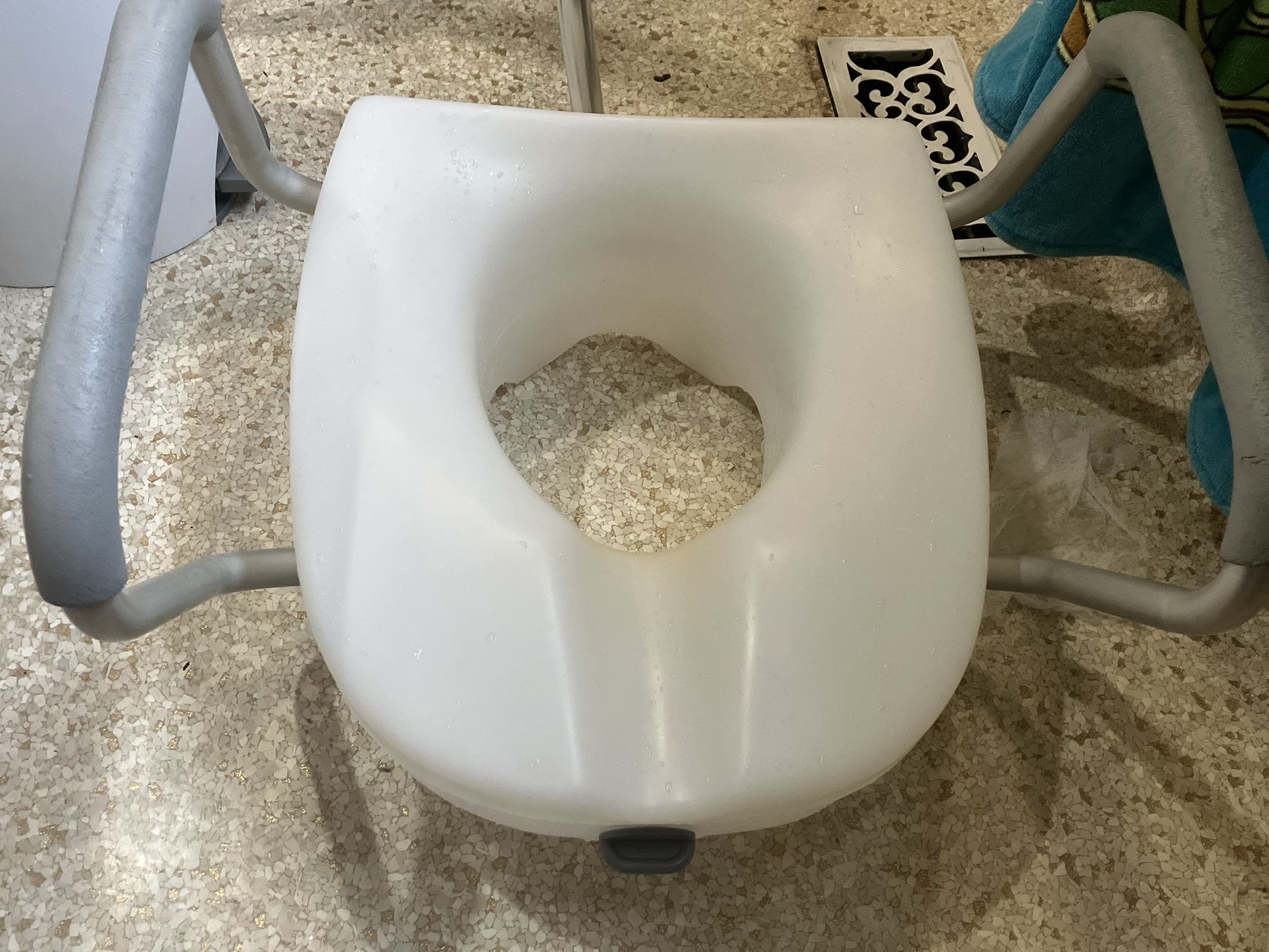 Raised Locking Toilet Seat 