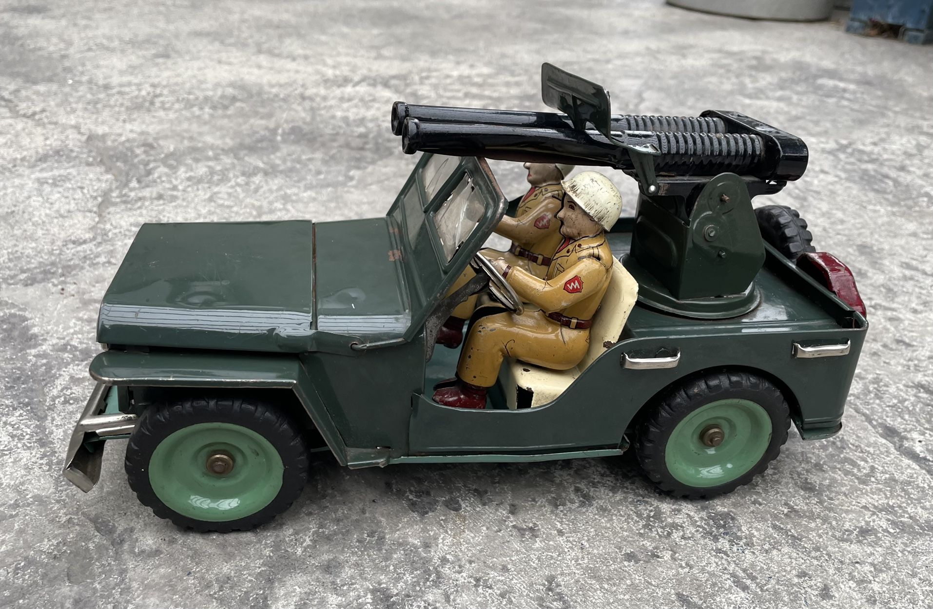 * 1950s MSK TOY TIN-LITHO FRICTION 12” LONG ARMY JEEP with ARTILLERY !