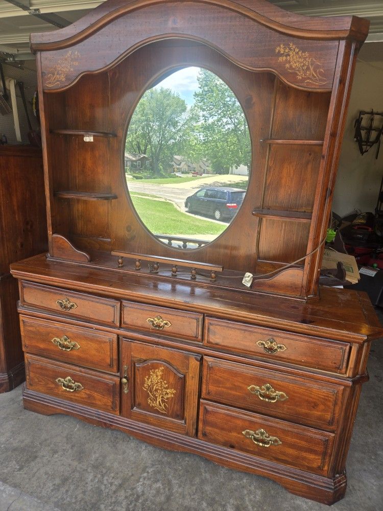 Solid wood dresser with mirror and the chest of drawers