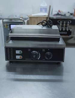 Commercial electric waffle maker