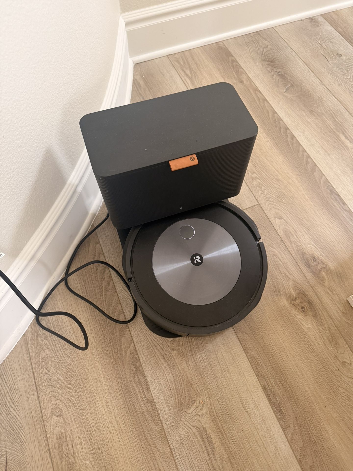 iRobot Roomba j7+ Robot Vacuum with Clean Base – Self Emptying