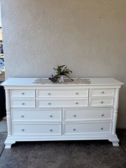 Long dresser, with 9 drawers