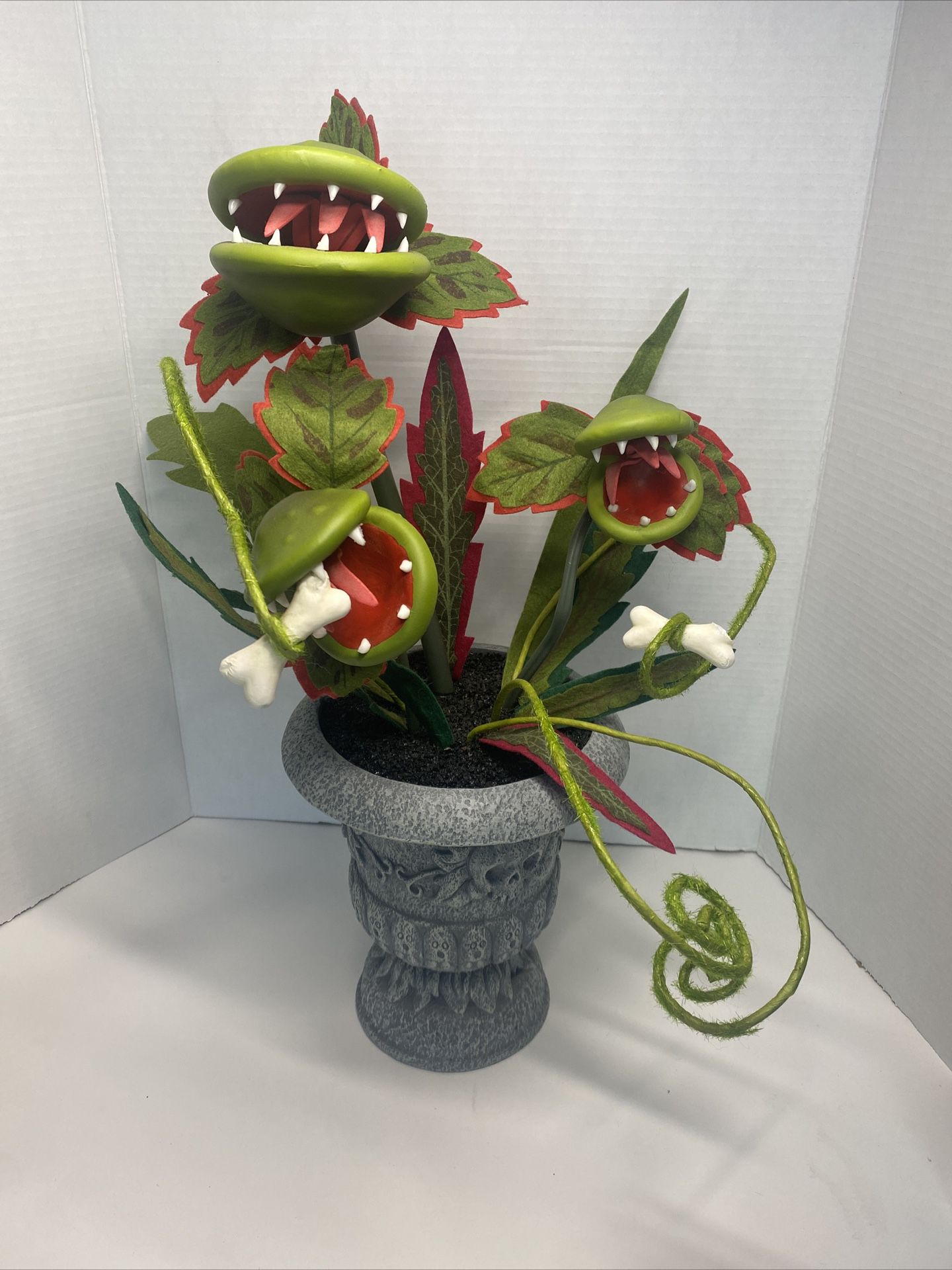 Hyde And Eek Ghoulish Garden Blood Succulents Faux Plant Venus Fly Trap 22” Adjustable