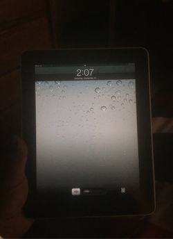 IPad 1 In excellent condition, perfect working order and Charger included! rare condition