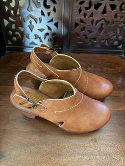 b.o.c. Beige Women's clogs