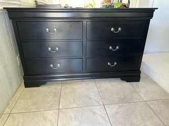 Black Dresser in good condition