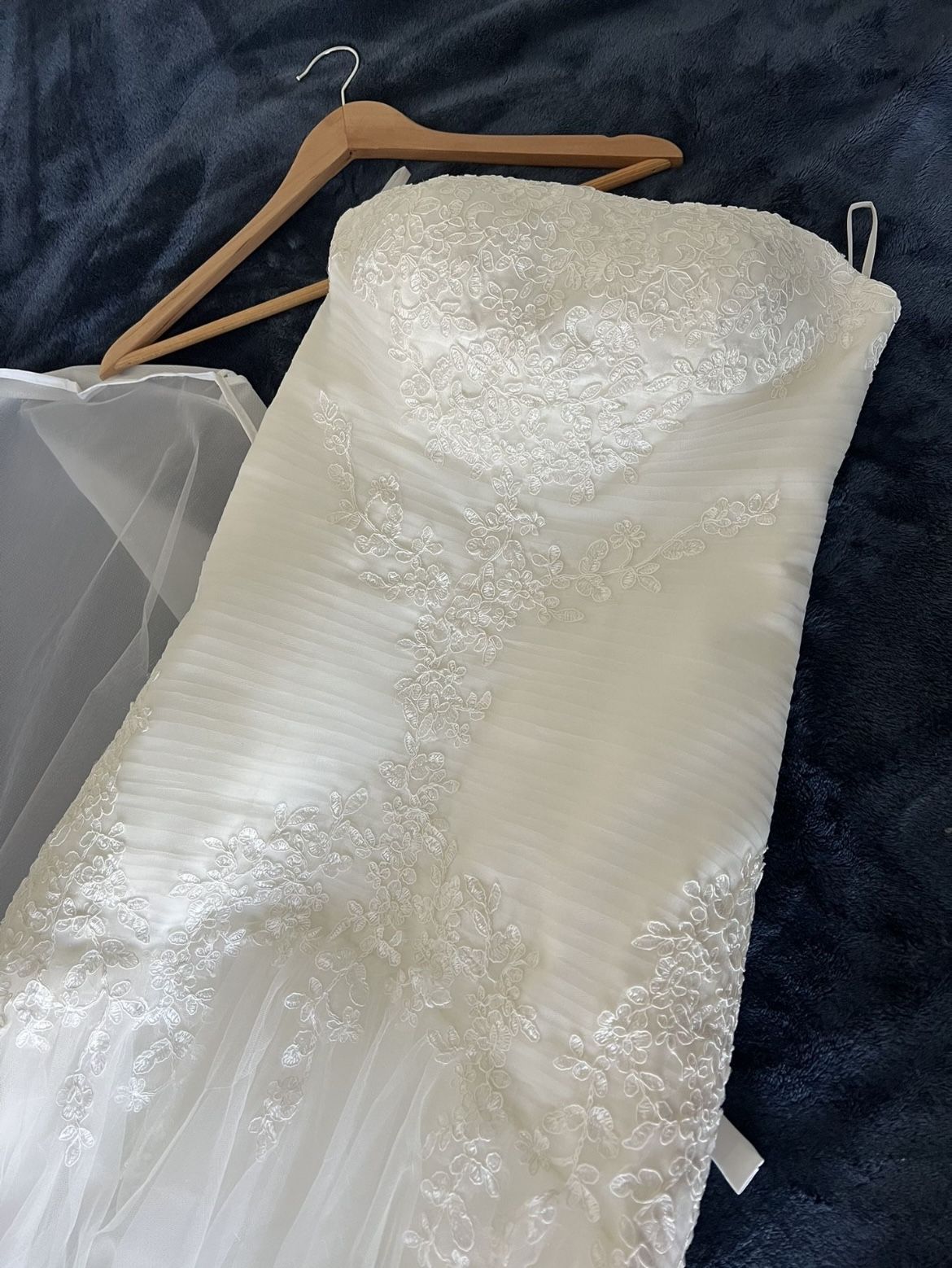 New Wedding Gown Fits 0/2, Comes With Free New Items