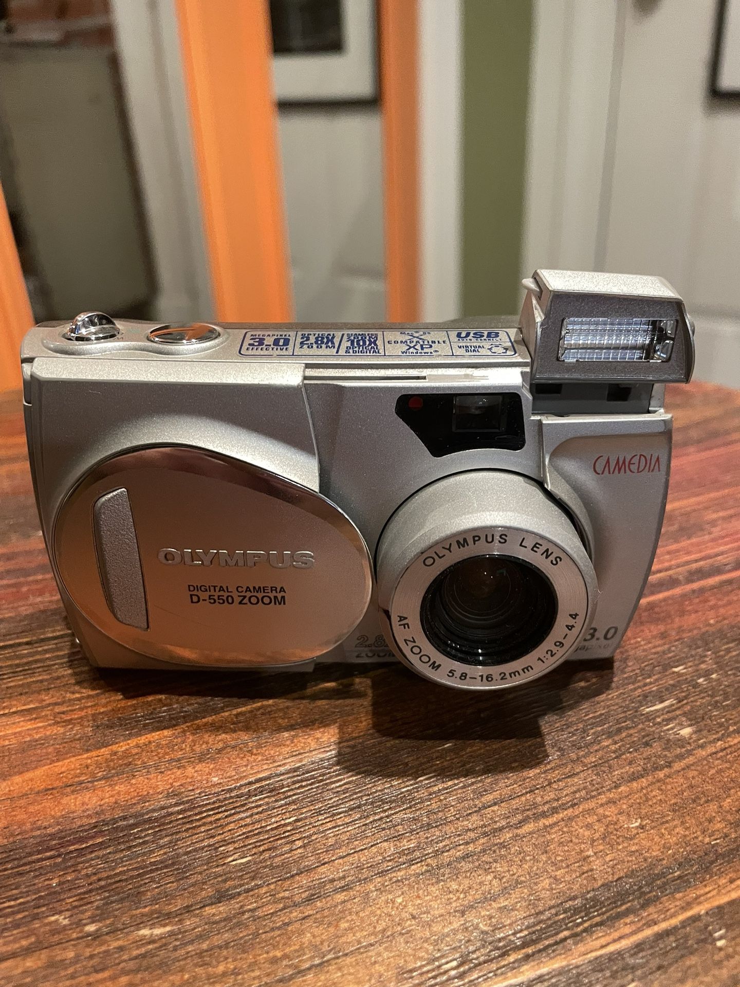 Olympus D-550 Zoom Digital Camera (c)